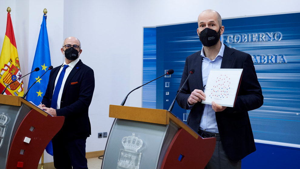 El consejero de Sanidad de Cantabria, Miguel Rodríguez (i), acompañado del director general de Salud Pública, Reinhard Wallmann