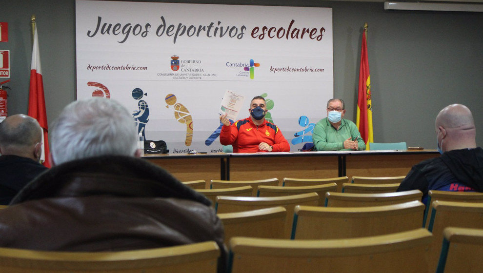 Reunión entre la Federación Cántabra de Balonmano y los clubes cántabros