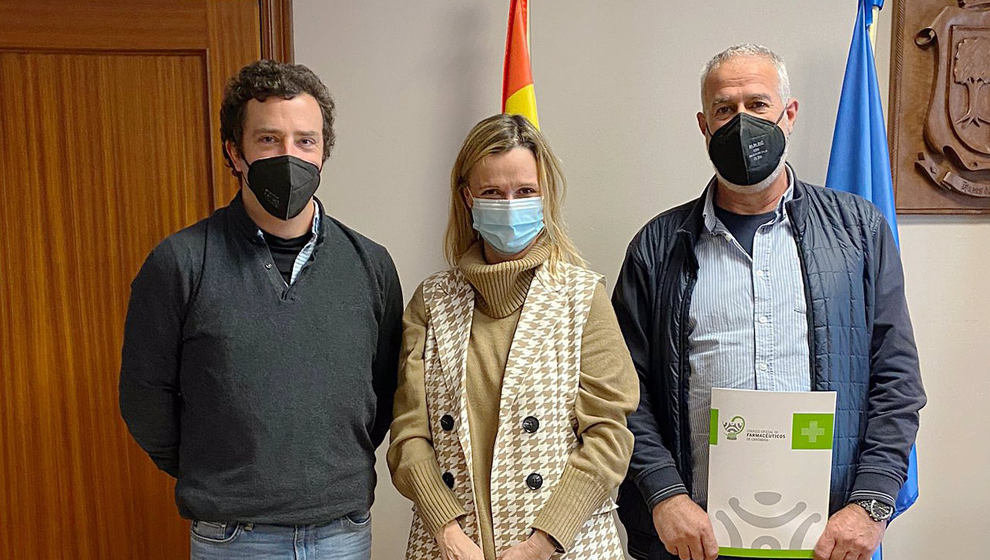 El alcalde de Hazas de Cesto, José María Ruiz Gómez, la presidenta del COF, Rita de la Plaza, y un representante de la farmacia de Beranga durante una reunión informativa