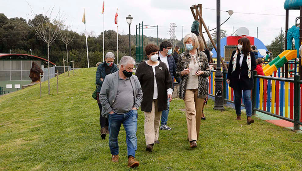 La consejera de Educación y Formación Profesional, Marina Lombó, realiza una visita a Villaescusa