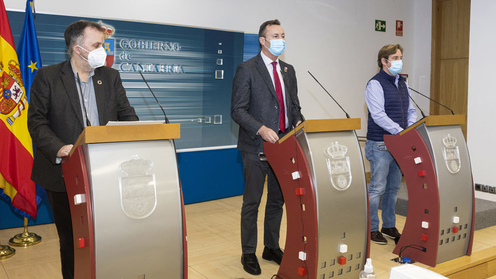 El consejero Guillermo Blanco, el director general Antonio Lucio y el presidente de la Federación de Municipios de Cantabria, Pablo Diestro, presentan la orden de regulación de las quemas controladas