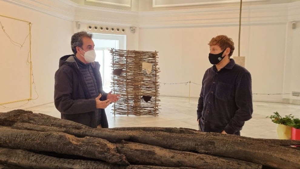 El presidente de la APS, Francisco Martín, junto al artista Javier Arce en el Palacete del Embarcadero