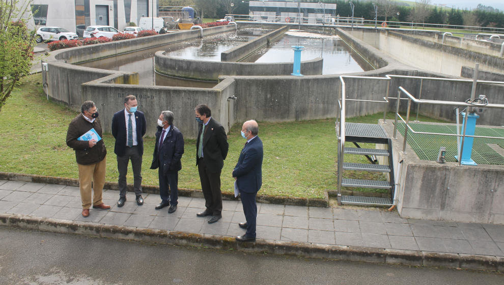 El presidente Miguel Ángel Revilla y los consejeros de Obras Públicas y Medio Ambiente, José Luis Gochicoa y Guillermo Blanco, entre otros, en la EDAR de Suesa