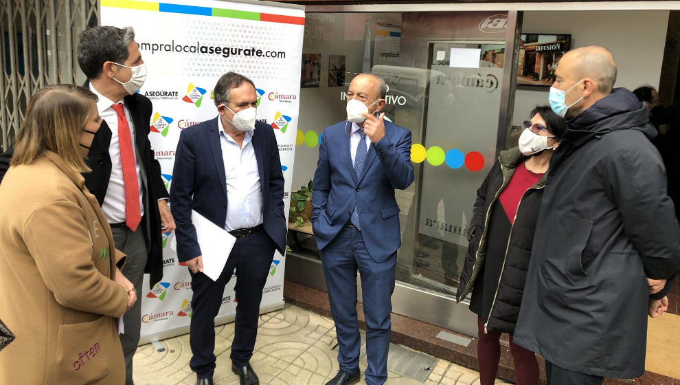 El consejero de Industria, Javier López Marcano, y otros asistentes a la presentación de la campaña de apoyo al comercio de Torrelavega Bono 39300