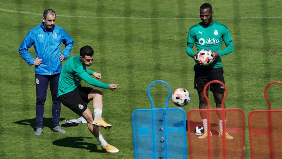 Golpeo de balón de Bustos (izquierda) y Cedric durante un entrenamiento del Racing