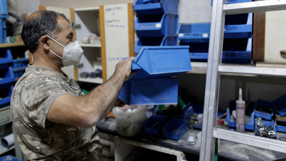 Un trabajador realiza una reforma en un local 