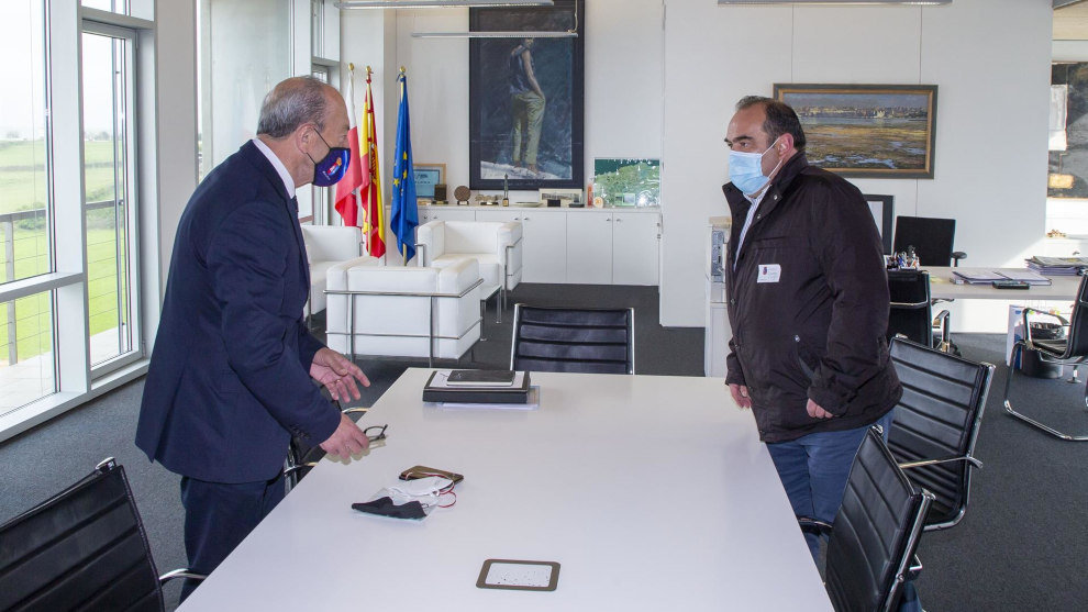 El consejero de Industria, Turismo, Innovación, Transporte y Comercio, Javier López Marcano, recibe al alcalde de Camaleño