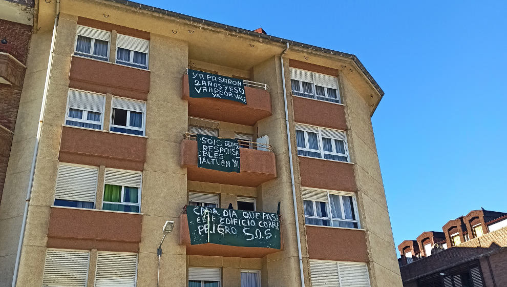 Edificio del portal número seis de la calle Coro Ronda Garcilaso, en Torrelavega