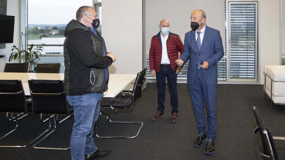 El consejero de Industria, Turismo, Innovación, Transporte y Comercio, Javier López Marcano, recibe al alcalde de Bárcena de Cicero