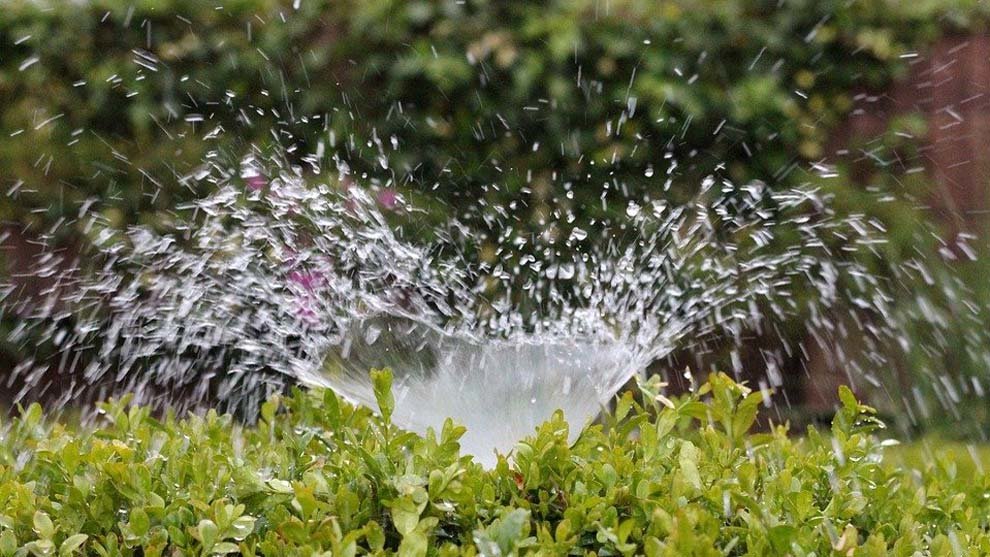 Sistema de riego en el jardín