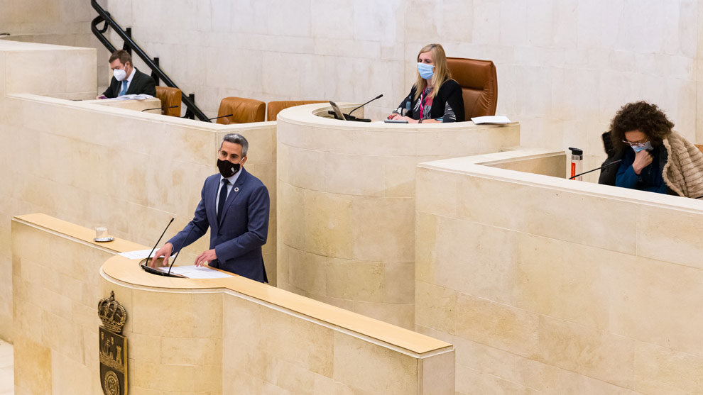 El vicepresidente regional, Pablo Zuloaga, en el Parlamento