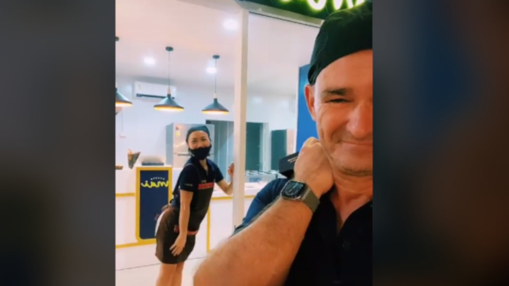 Javier Arce y su pareja en la churrería que han abierto en Tailandia | Foto: Tik Tok