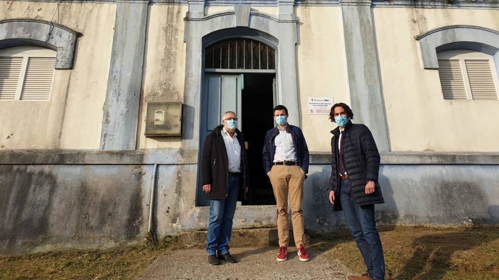 El alcalde de Astillero, Javier Fernández Soberón (derecha); el pedáneo de Guarnizo, Alejandro Hoz (centro) , y representantes de la empresa AQUARBE SAU, concesionaria del Servicio de Aguas