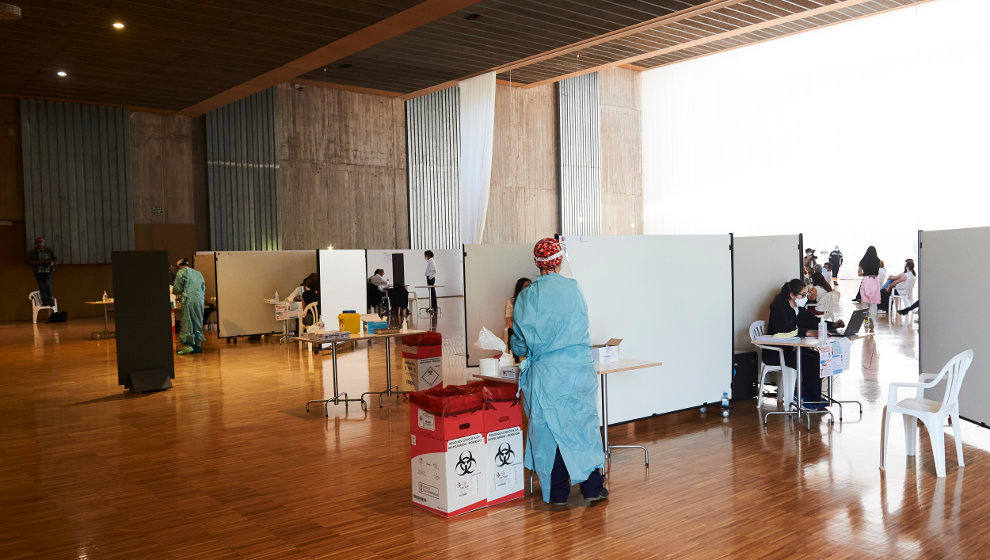 Una profesional sanitaria, en un dispositivo de vacunación masiva frente al Covid-19, en el Palacio de Exposiciones y Congresos de Santander