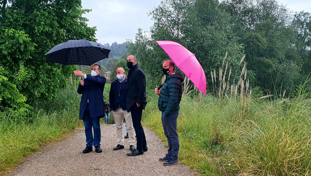 El director general de Urbanismo y Ordenación del Territorio, Francisco Gómez Blanco, y los alcaldes de Torrelavega y Santillana del Mar, Javier López Estrada y Ángel Rodríguez, visitan la zona de El Patatal