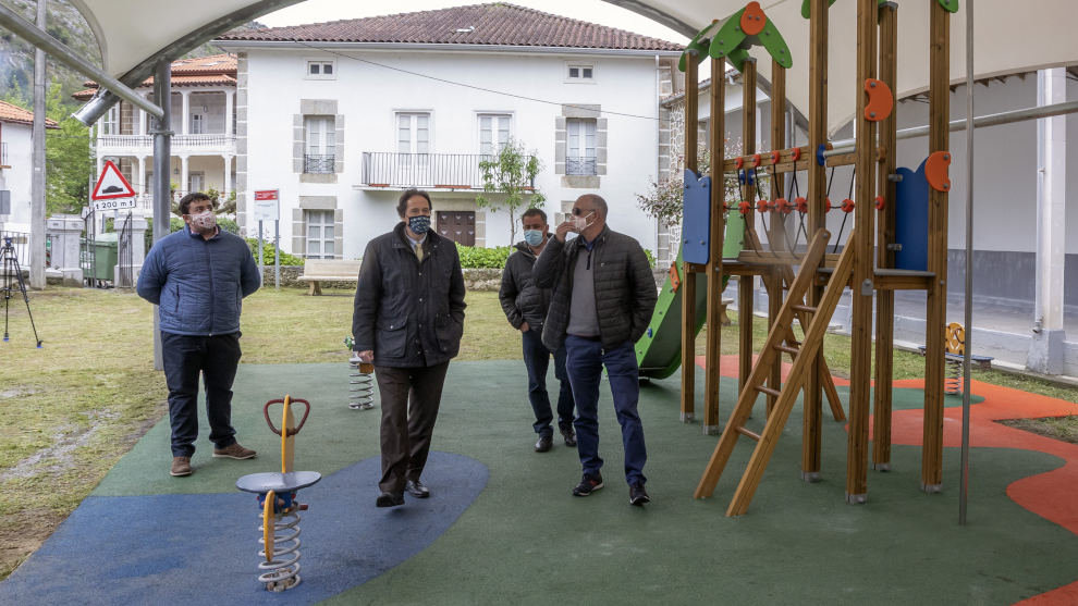 El consejero de Obras Públicas, Ordenación del Territorio y Urbanismo, José Luis Gochicoa, inaugura un parque infantil en Arredondo