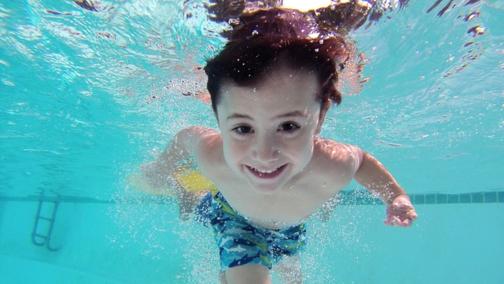 Un niño en una piscina