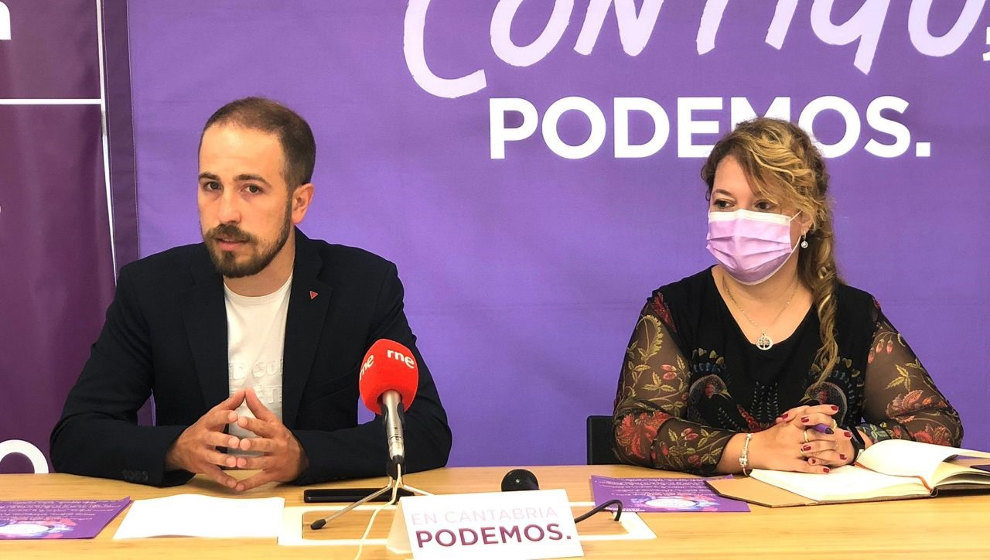 El coordinador de Podemos Cantabria, Luis del Piñal, y la secretaria de Organización, Mercedes González,