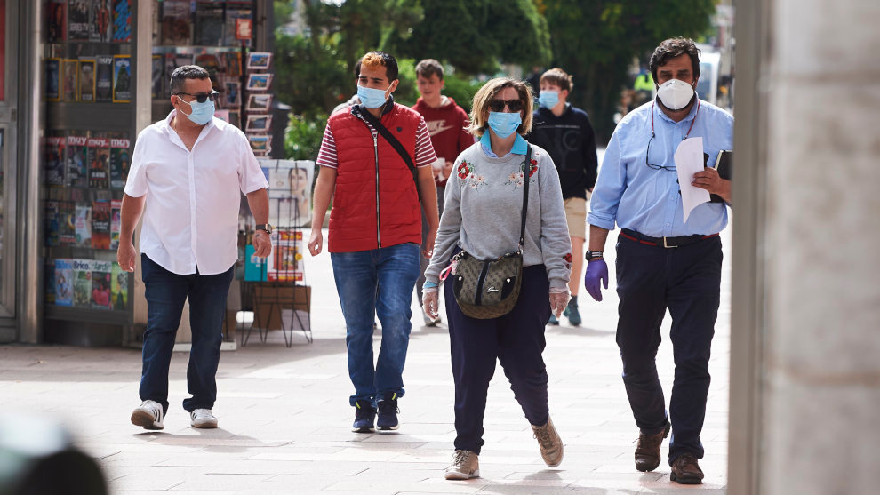 Transeúntes pasean por las calles de Santander