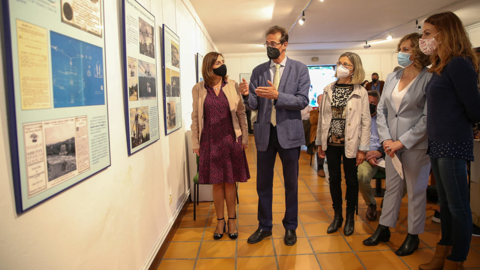 La consejera de Presidencia, Paula Fernández, en la inauguración de un muestra sobre Torres Quevedo en Santillana del Mar