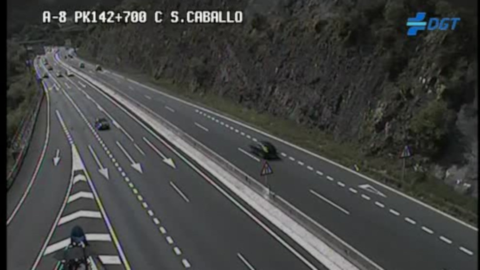 Imagen de la cámara de Tráfico en la A-8 a la altura de Saltocaballo a las 11:45 horas de este domingo 9 de mayo