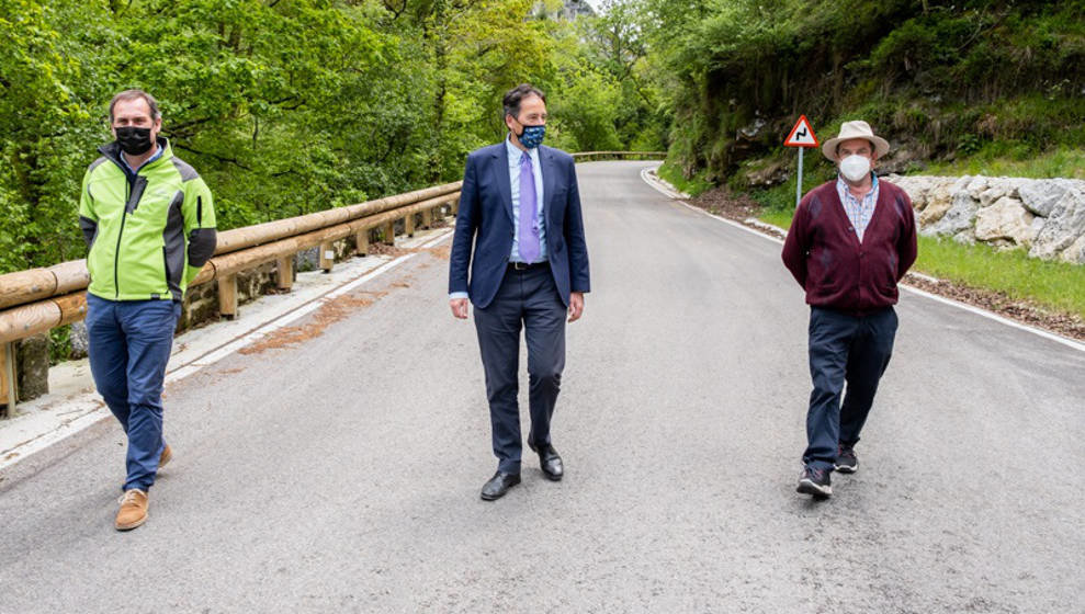 El consejero de Obras Públicas, Ordenación del Territorio y Urbanismo, José Luis Gochicoa, inaugura la primera fase de la renovación del Puerto de Lunada