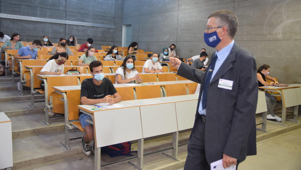 Un profesor supervisa las pruebas de la EBAU