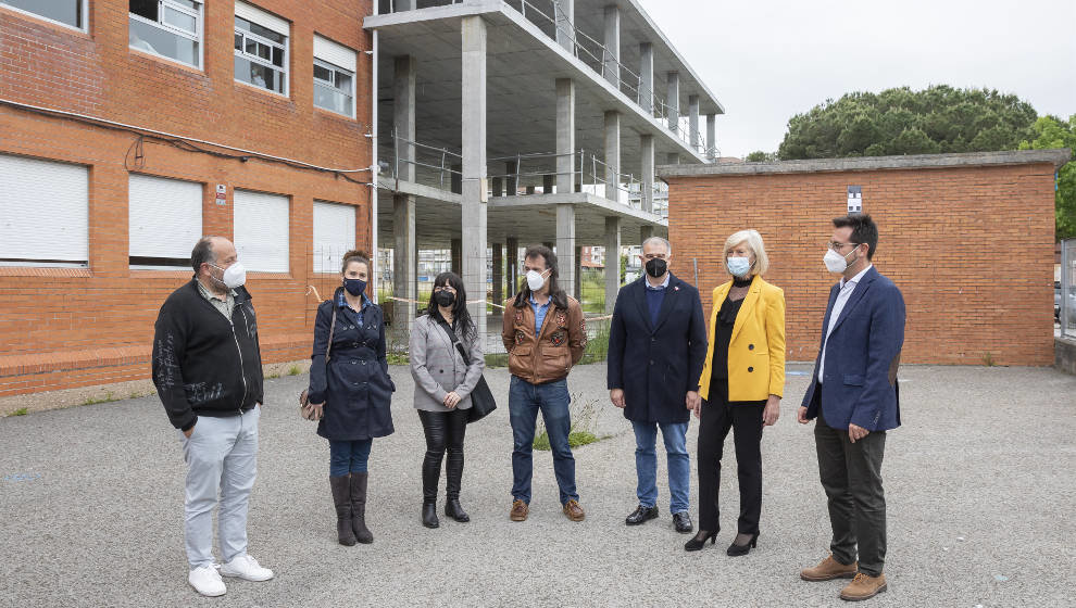 La consejera de Educación y Formación Profesional, Marina Lombó, firma la cesión de la finca en la que se acomete la ampliación del IES Valentín Turienzo