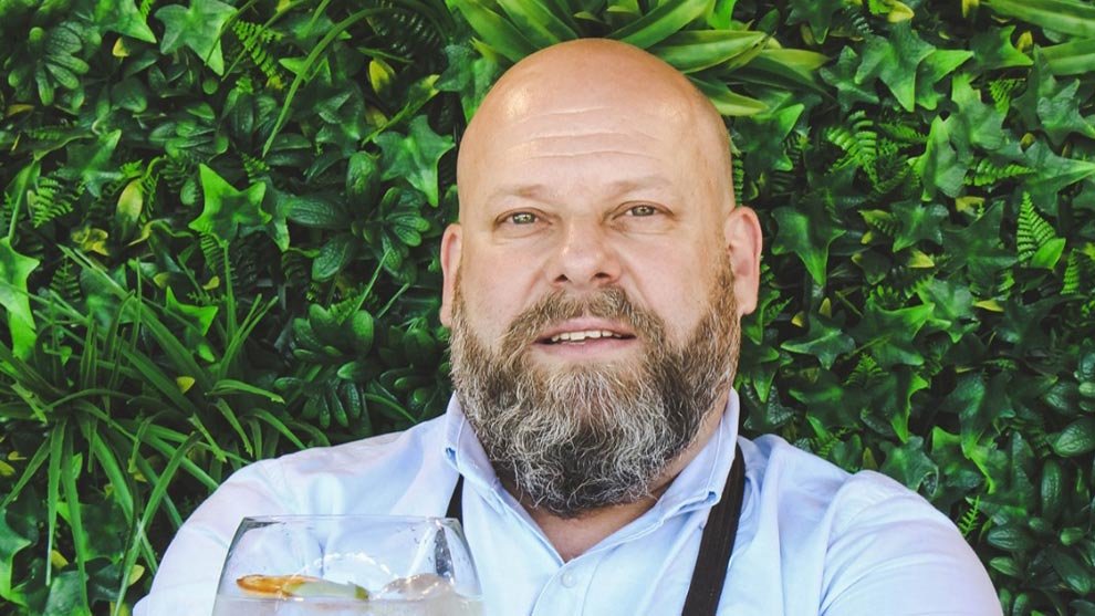 El bartender Óscar Solana