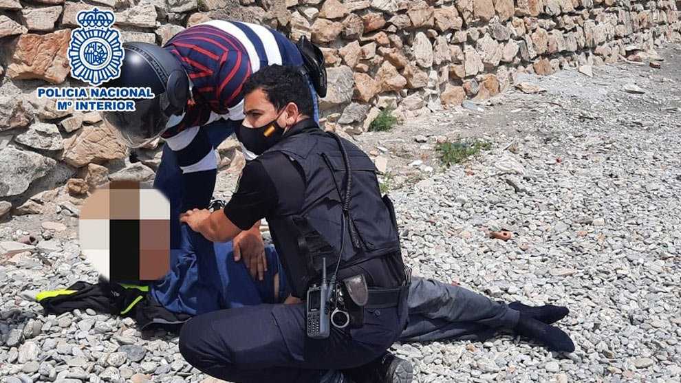 Una patrulla de la Policía salva la vida a un joven inmigrante en Ceuta, evitando que se suicidara