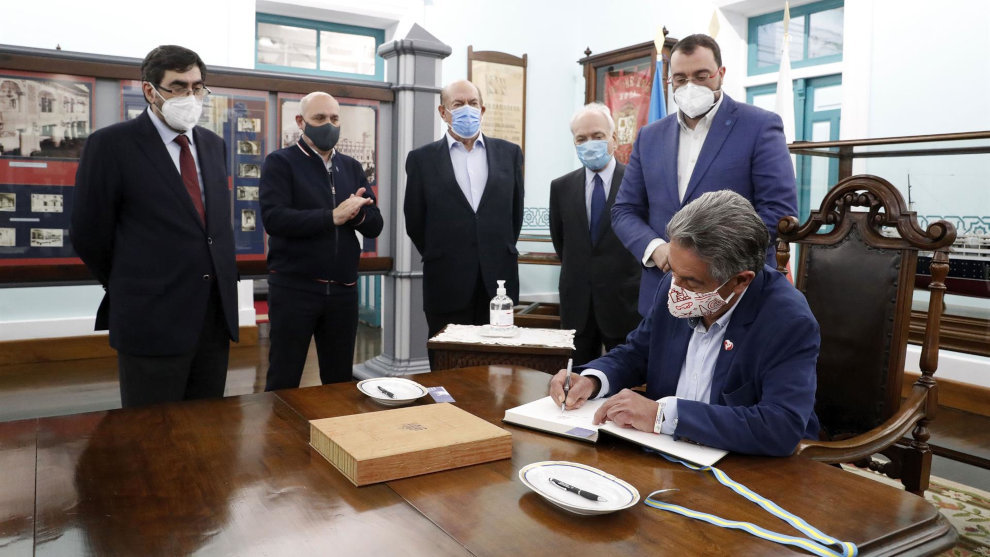 El presidente de Cantabria, Miguel Ángel Revilla, visita, junto al presidente del Principado de Asturias, Adrián Barbón, la Fundación Archivo de Indianos – Museo de la Emigración -