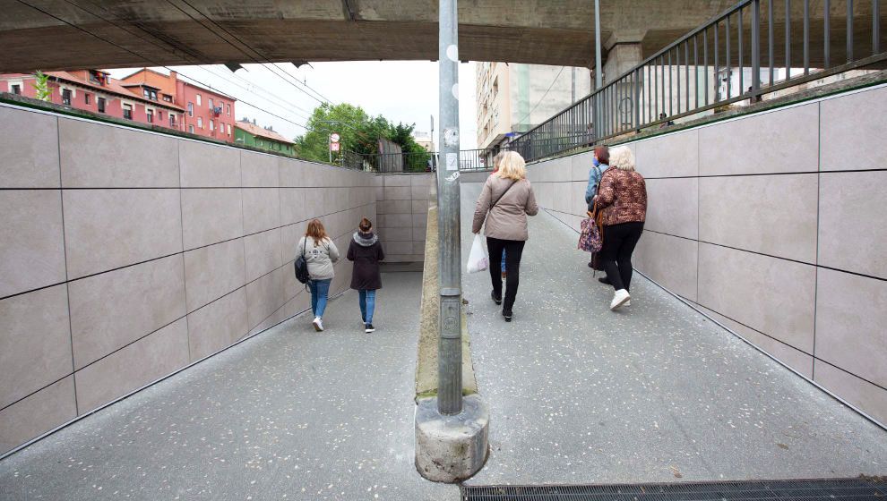 Trabajos de remodelación del paso peatonal subterráneo de Renfe en Camargo