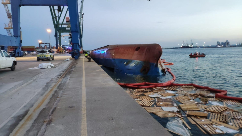 Vuelca un buque 'Nazmiye Ana' en el Puerto de Castelló