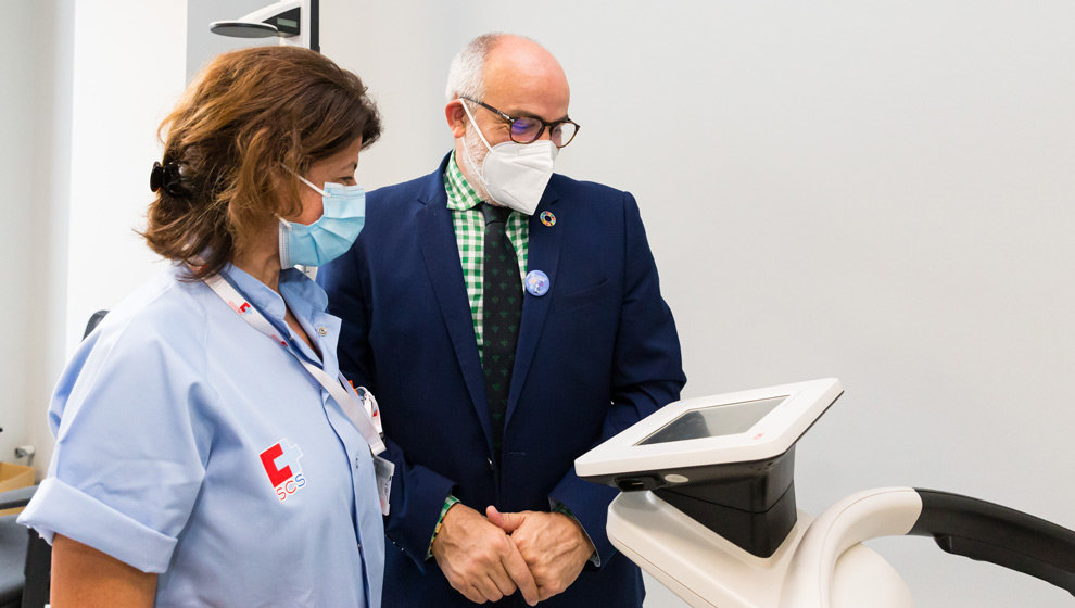 El consejero, Miguel Rodríguez, en el Pabellón 20 del hospital Valdecilla