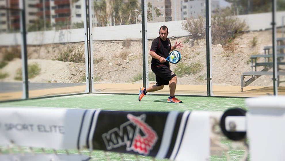 Contar con unas zapatillas adecuadas y especialmente diseñadas para el pádel resulta esencial