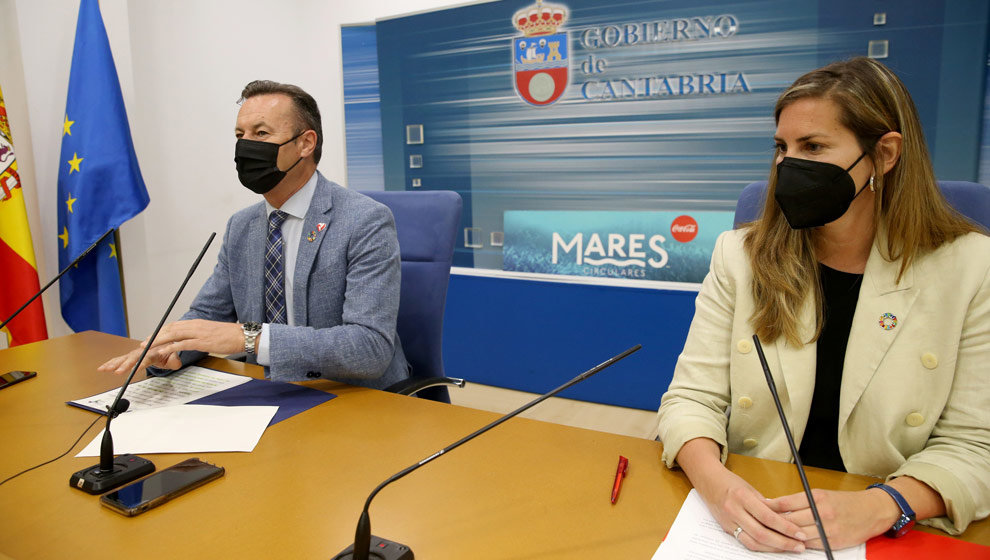 El consejero de Medio Ambiente, Guillermo Blanco, acompañado de la responsable de comunicación de Coca-Cola para el área norte, Ane Epalza, presenta en rueda de prensa las nuevas acciones del proyecto 'Mares circulares' en Cantabria