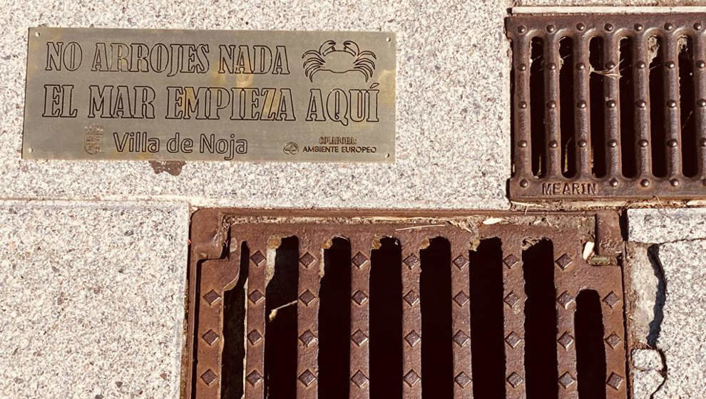 Placa instalada por el Ayuntamiento de Noja