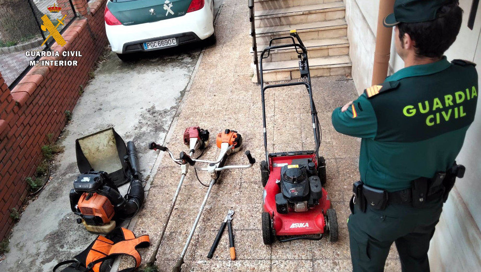 La Guardia Civil con los objetos sustraídos