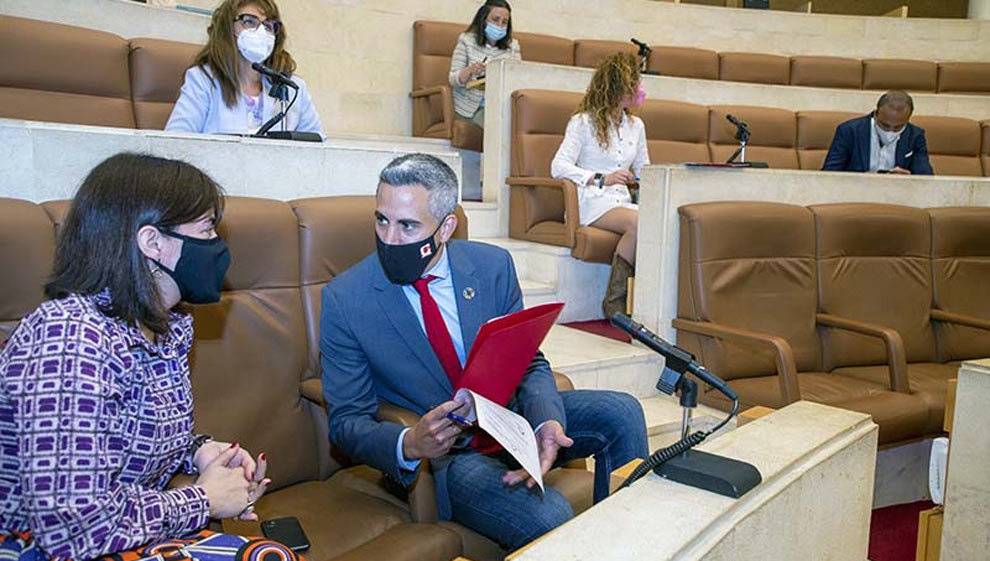 El vicepresidente y consejero de Universidades, Igualdad, Cultura y Deporte, Pablo Zuloaga, comparece en comisión para informar sobre la ejecución de proyectos en materia de cooperación