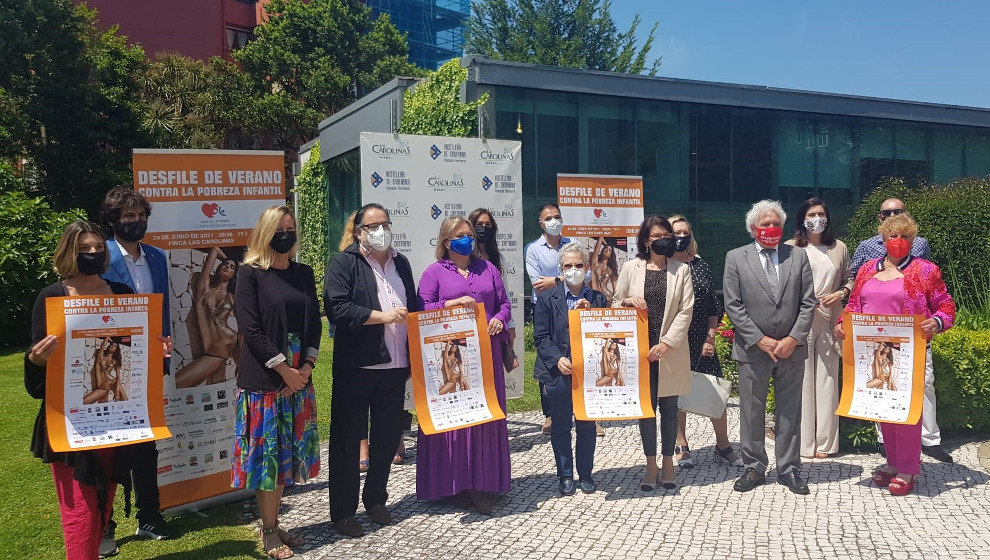 Presentación del desfile con el cartel considerado "sexista"