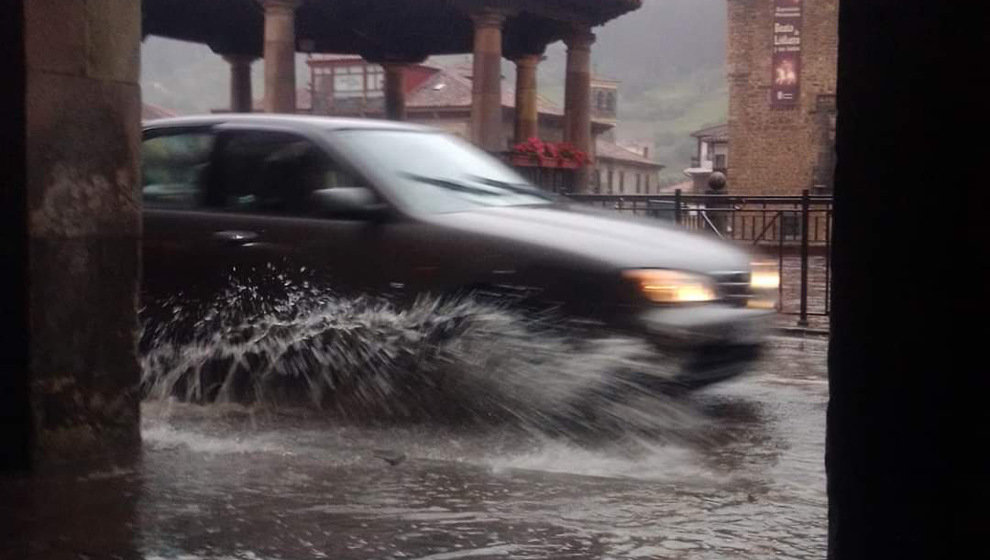 Las fuertes lluvias han provocado que Potes se anegara de agua