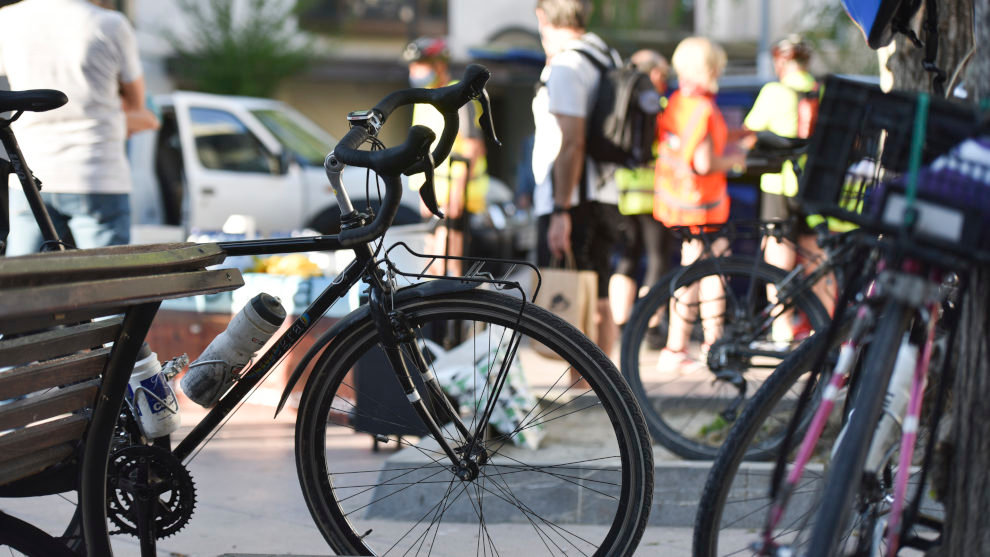 Varias personas se preparan para una marcha en bicicleta