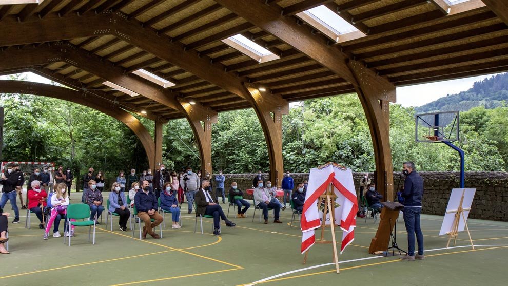 El vicepresidente y consejero de Universidades, Igualdad, Cultura y Deporte, Pablo Zuloaga, inaugura la nueva cubierta de la pista polideportiva