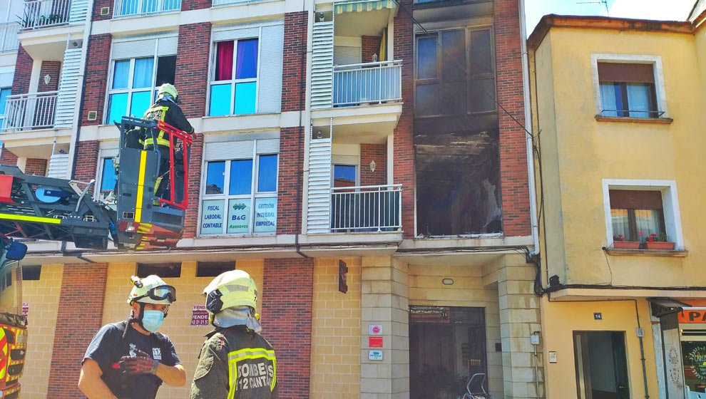 El fuego ha calcinado por completo el salón y provocado daños en el resto de la vivienda, aunque la menor no ha sufrido daños