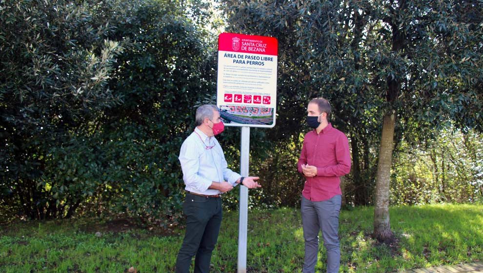 Representantes municipales junto al cartel de área de paseo de perros | Foto: Archivo