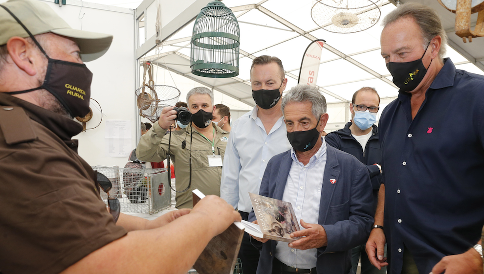 El presidente de Cantabria, Miguel Ángel Revilla, y el consejero de Desarrollo Rural, Ganadería, Pesca, Alimentación y Medio Ambiente, Guillermo Blanco, inauguran la X Feria de Caza, Pesca y Productos Agroalimentarios de la comarca de Liébana.