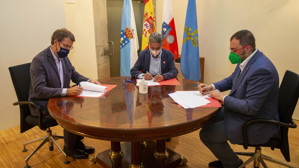 Los presidentes de Cantabria, Miguel Ángel Revilla, de Asturias, Adrián Barbón, y de Galicia, Alberto Núñez Feijóo; y el consejero de Industria, Turismo, Innovación, Transporte y Comercio, Javier López Marcano