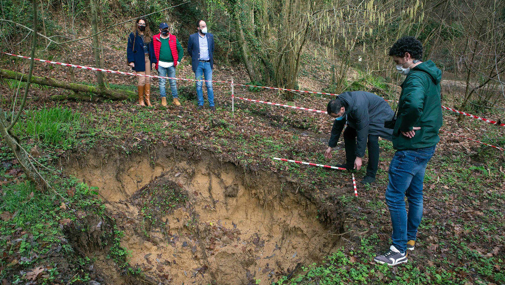 La directora general de Patrimonio Cultural visitó el entorno de la Cueva de El Juyo en Camargo para valorar el hundimiento que se ha producido | Foto de archivo