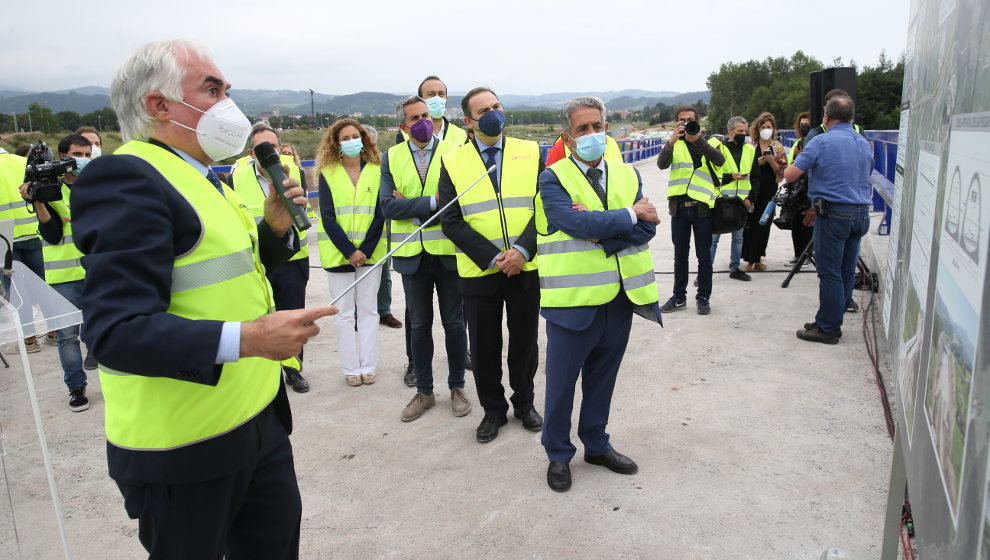 El presidente de Cantabria, Miguel Ángel Revilla, y el ministro de Transportes, Movilidad y Agenda Urbana, José Luis Ábalos, visitan las obras de la variante entre Sierrapando y Barreda