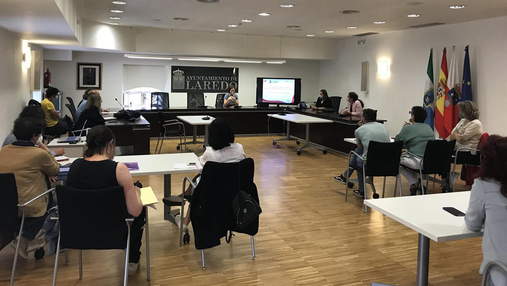 Reunión entre Izaskun Sarabia, con los responsables de los centros educativos y dos técnicas del programa KIVA, para tratar la implementación del proyecto contra el acoso escolar